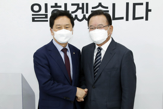 김부겸 신임 국무총리(오른쪽)가 17일 오후 서울 여의도 국회 국민의힘 원내대표실을 찾아, 김기현 국민의힘 당대표 권한대행 겸 원내대표를 예방해 기념촬영을 하고 있다.[사진=연합뉴스]